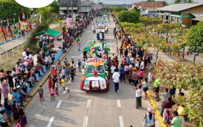 LARGAS FILAS DE COLORIDOS CARROS ALEGÓRICOS LLENARON LA AV. NESHUYA.